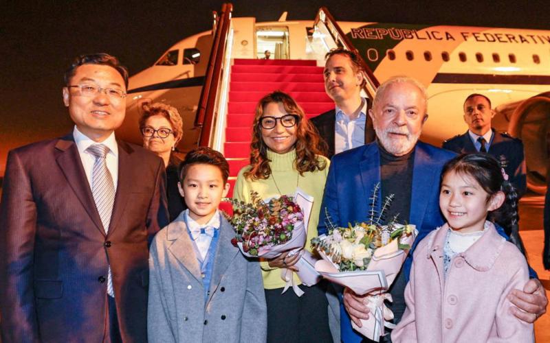 巴西总统卢拉（右二）伉俪星期三（4月12日）晚上抵达上海，中国外交部副部长谢锋（左一）到机场迎接。（路透社）